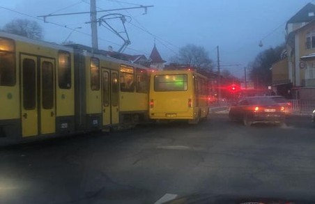 У Львові на вулиці Сахарова автобус в’їхав у трамвай