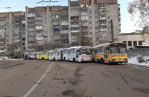 У Львові п’ять найбільших тролейбусів стоять нерухомо в депо