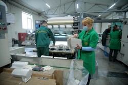 Губернатор Львівщини знайомився, як виготовляють паперові вироби у Гніздичеві (ФОТО)