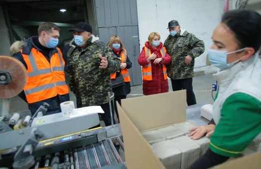Губернатор Львівщини знайомився, як виготовляють паперові вироби у Гніздичеві (ФОТО)