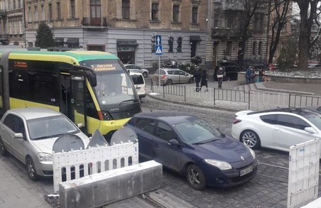 У Львові через автохама трамваї не їдуть на Коновальця