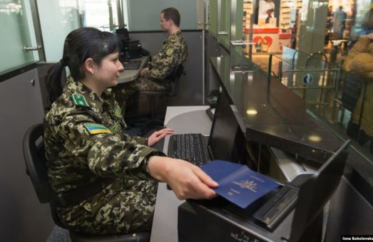 В аеропорту «Бориспіль» в Україну не впустили німця із георгіївською стрічкою і російською подругою