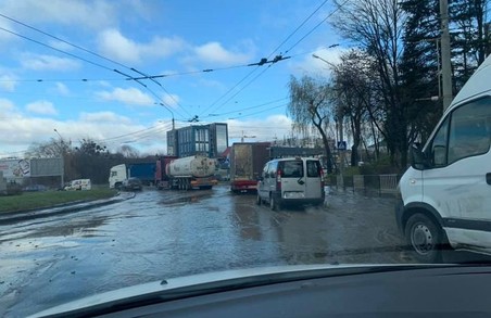 У Львові через прорив водогону затопило розв’язку «Зелена – Луганська – Пасічна»