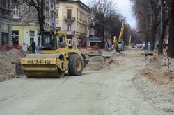 На вулиці Степана Бандери у Львові уже укладають плити під трамвайну колію