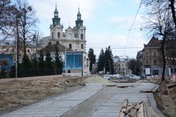 На вулиці Степана Бандери у Львові уже укладають плити під трамвайну колію