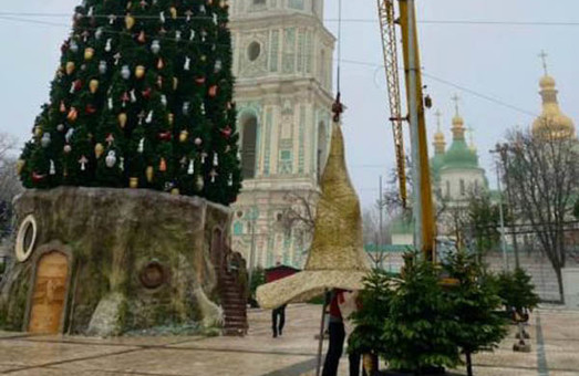 Із головної ялинки на Софійській площі в Києві зняли «відьомського капелюха»