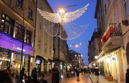 У Львові завершують монтаж святкової різдвяної ілюмінації