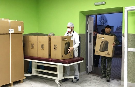 Львівська «лікарня на Топольній» отримала іще 100 кисневих концентраторів