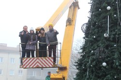 В Дрогобичі уже встановили і прикрашають головну ялинку міста (ФОТО)