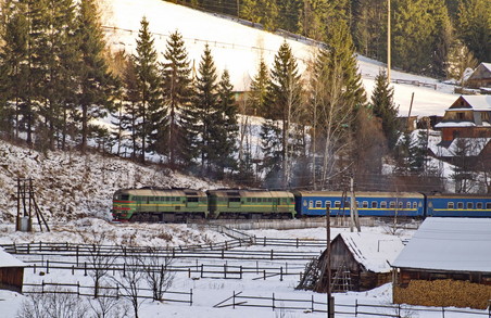 «Укрзалізниця» до зимових свят призначила додаткові рейси потягів Одеса – Чернівці та Київ – Рахів