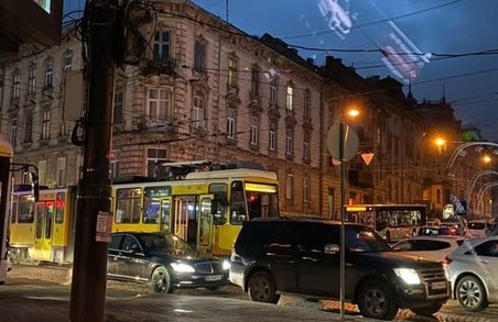 У «годину пік» трамвай зупинив рух на вулицях Стрийській і Шота Руставелі у Львові