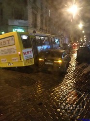 На вулиці Клепарівській у Львові у ДТП потрапили автобус і легковик