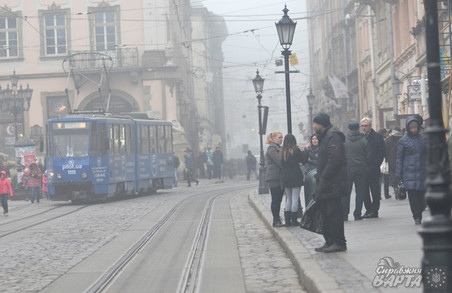 Водіїв у Львові та на Львівщині просять бути обережними через туман та ожеледицю