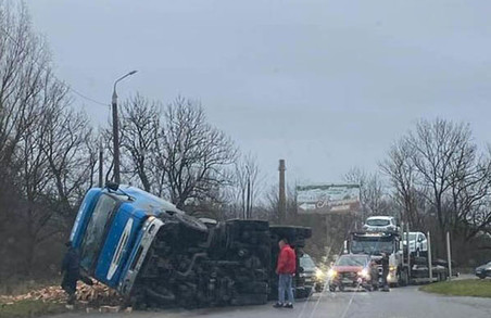 На Львівщині сьогодні зранку перекинулася вантажівка із цеглою