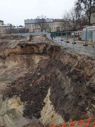 У Львові неподалік від центру міста вирили великий котлован, який загрожує зсувами (ФОТО)
