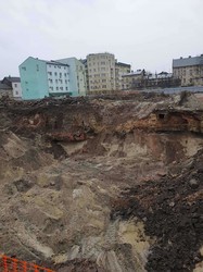У Львові неподалік від центру міста вирили великий котлован, який загрожує зсувами (ФОТО)