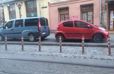 Попри встановлені делініатори, поряд із центром Львова авто паркують на тротуарі