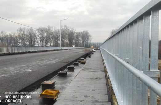 На Буковині завершують будівництво автомобільного мосту в Маршинцях