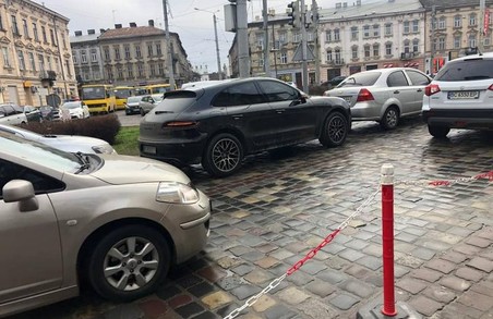 У Львові на перехресті вулиць Городоцької, Залізничної і Чернівецької сталося ДТП