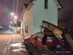 У ніч на понеділок біля Львова легковик зніс зупинку і врізався у ріг будинку