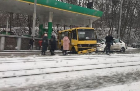 У Львові на вулиці Стуса в ДТП потрапив приміський автобус