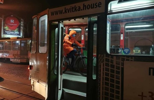 Львівські велосипедисти настільки суворі, що навіть їдучі в трамваї не злізають із ровера