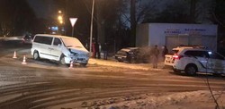 У Львові вчора ввечері внаслідок зіткнення легковика і мікроавтобуса постраждало четверо людей (ФОТО)
