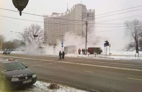 У Львові на вулиці Стрийській біля Податкової прорвало теплотрасу