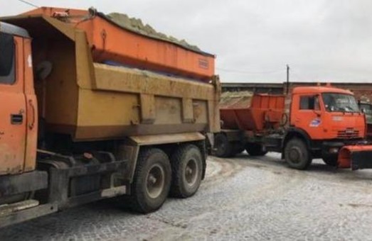 На автомобільних дорогах Львівщині працювало 85 одиниць спецтехніки для боротьби із снігом та ожеледицею