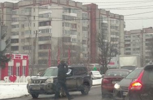 У Львові на перехресті проспекту Чорновола та вулиці Варшавської сталося ДТП