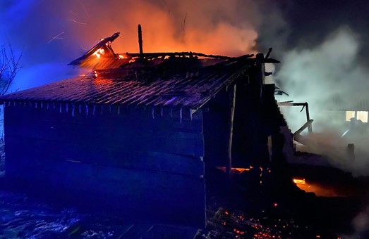 У селі Пиратині на Львівщині згорів дерев'яний будинок