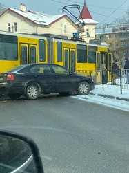 У Львові на вулиці Сахарова сталося ДТП із трамваєм: електротранспорт не їде в сторону центру
