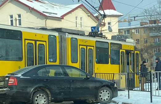 У Львові на вулиці Сахарова сталося ДТП із трамваєм: електротранспорт не їде в сторону центру
