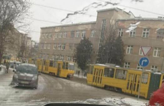Біля опівдня у Львові зупинилися трамваї, які курсують на Сихів і заблокували рух іншого транспорту