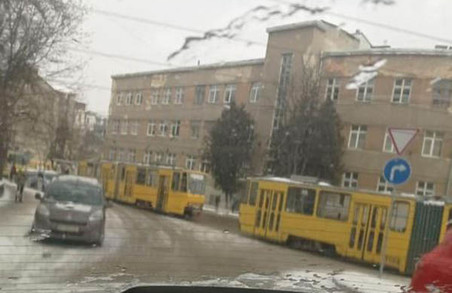 Біля опівдня у Львові зупинилися трамваї, які курсують на Сихів і заблокували рух іншого транспорту