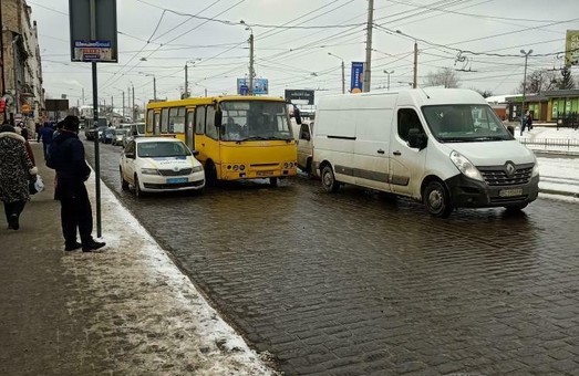 У Львові на вулиці Городоцькій автобус комунального АТП № 1 потрапив у ДТП
