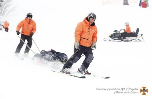 Рятувальники Львівщини допомогли трьом туристам-лижникам, які травмувалися на лижних трасах