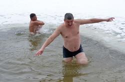 Як львів'яни купалися на Водохреща в озері Горіхового Гаю (ФОТО)