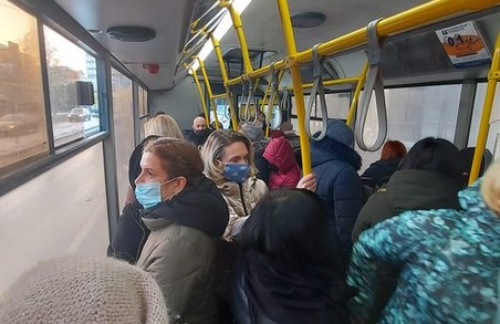 Не дивлячись на локдаун, у Львові курсують автобуси із стоячими пасажирами