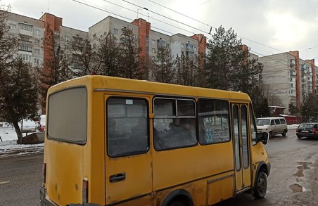У Львові на маршрутах комунального перевізника працюють заборонені «Дельфіни»