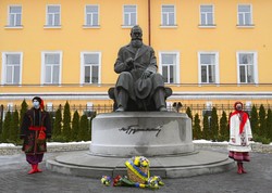 Зеленський у День Соборності поклав квіти до пам’ятника Грушевському (ФОТО)
