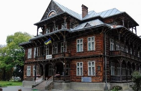 У Трускавці на Львівщині від реставрують унікальну дерев’яну віллу «Гопляна»