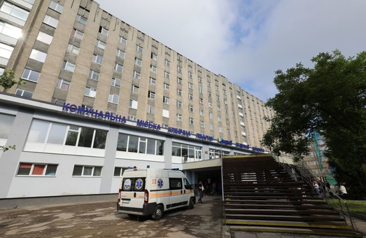 У Львові правоохоронці шукають телефонного терориста, який «замінував» лікарню на Топольній