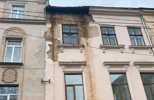 У центрі Львова руйнується історичний будинок