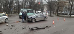 У Львові сталася аварія за участю вантажівки та легковика