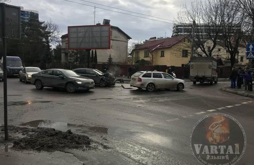У Львові сталася аварія за участю вантажівки та легковика