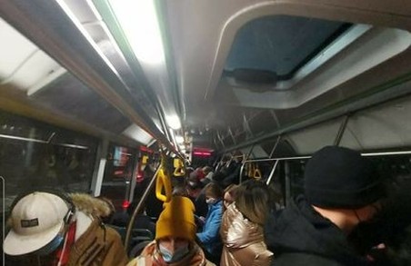У Львові комунальний перевізник не хоче збільшувати кількості автобусів на маршруті № 46, де вони курсують переповнені