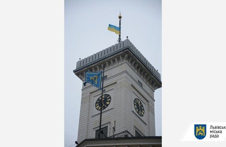 На Львівській ратуші приспустили прапор – місто в жалобі за загиблими на пожежі у Харкові