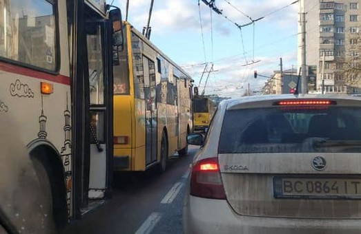 У Львові через обрив контактної мережі зупинилися тролейбуси