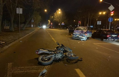 У Львові на вулиці Кульпарківській учора вночі сталася автотроща за участю мотоцикліста